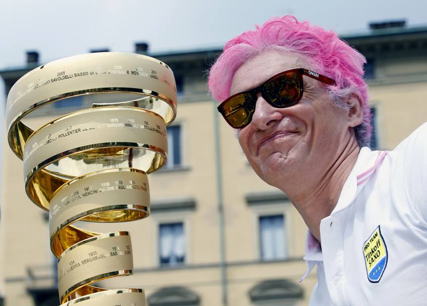 Oleg Tinkov, patron della Tinkoff-Saxo con i capelli rosa e il Trofeo senza fine. Afp